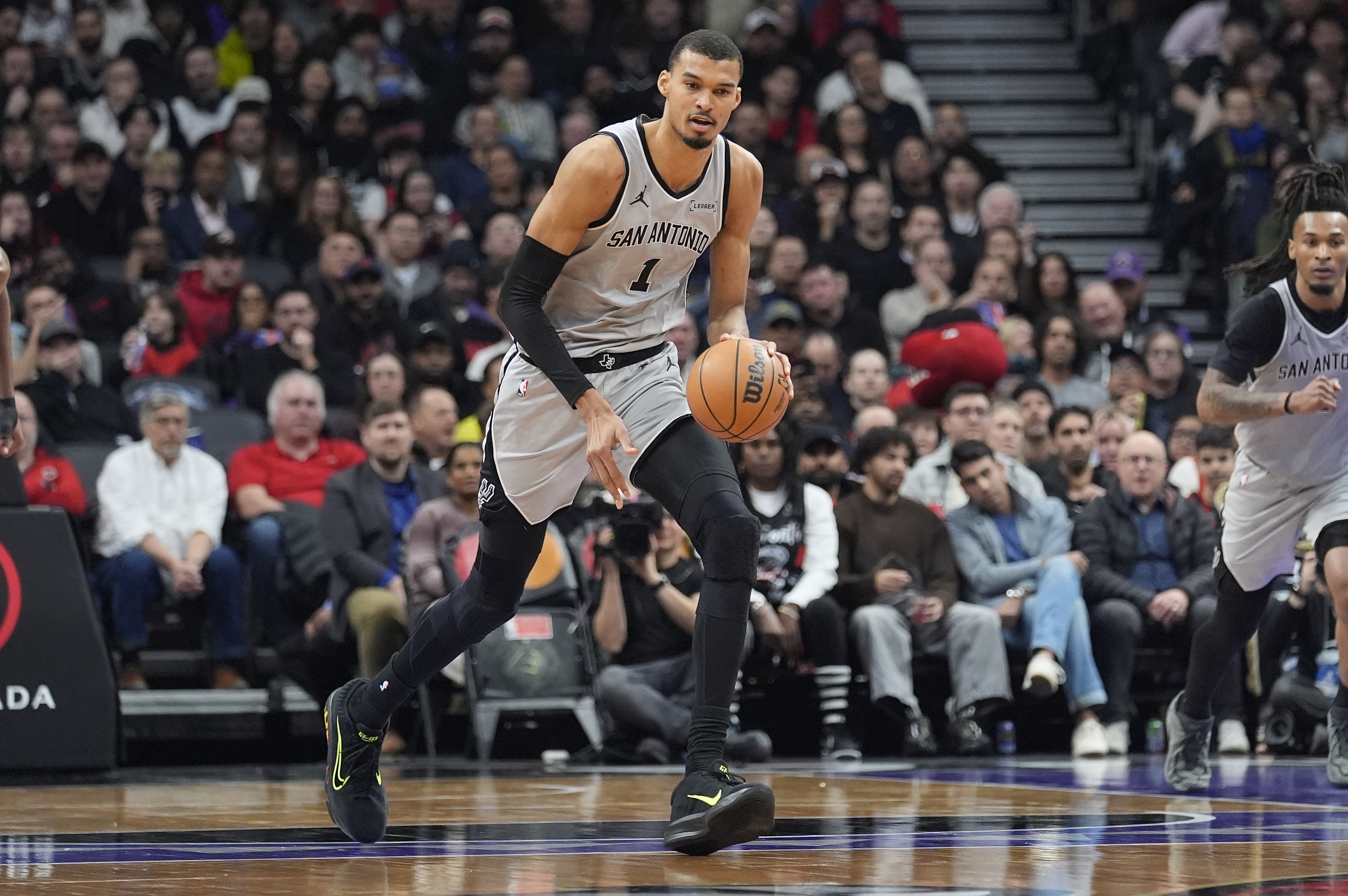 kaiyun.com-仅5次出手！文班：队友手感火热时我的角色就是确保他们保持优势